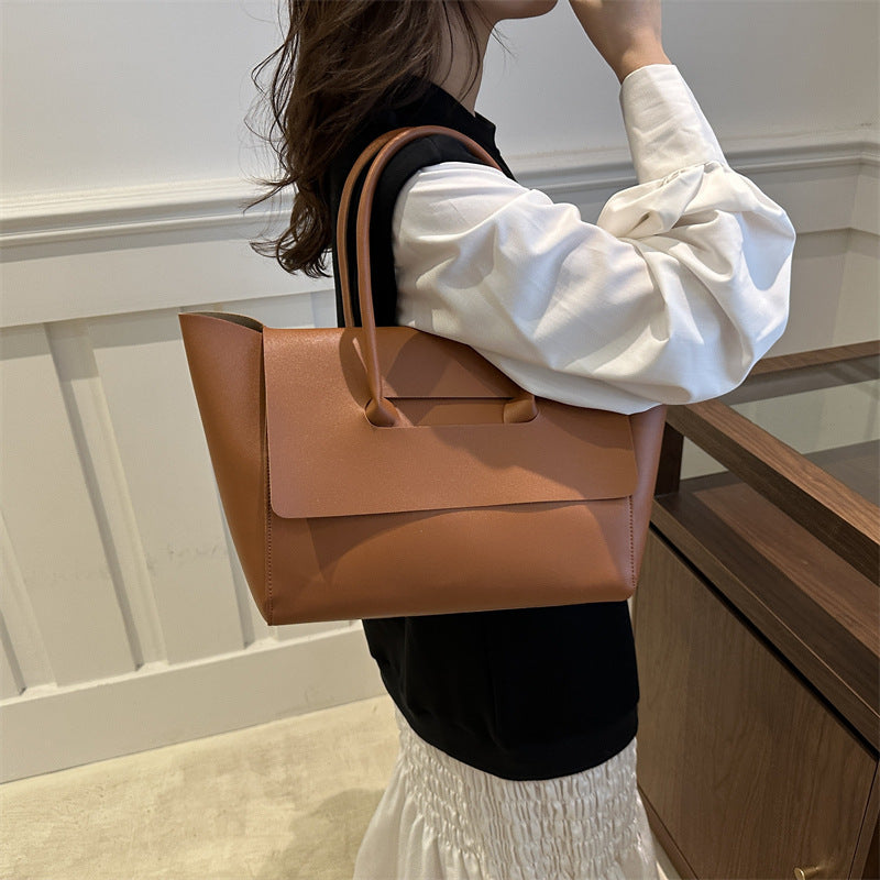 Women's Handbag in black - product photo 4