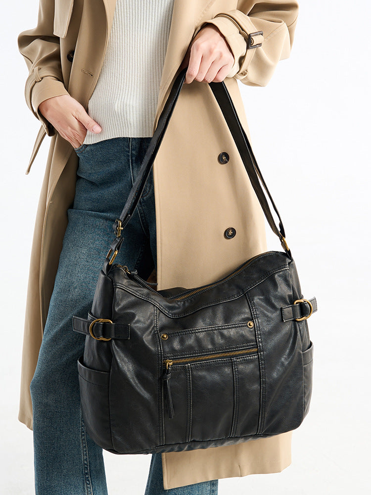 Women's Leather Shoulder Bag in black - product photo 4