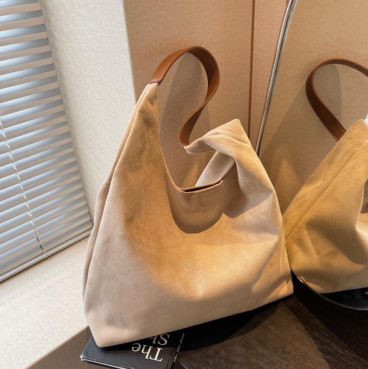 Women's Shoulder Bag in coffee color - product photo 2