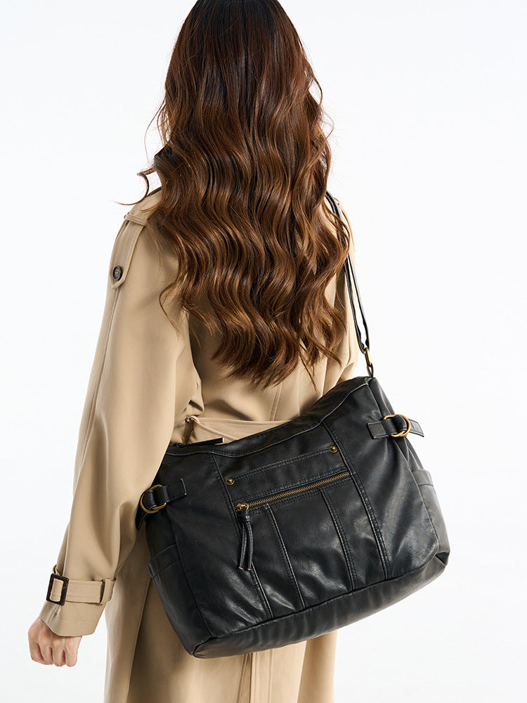 Women's Leather Shoulder Bag in black - product photo 5