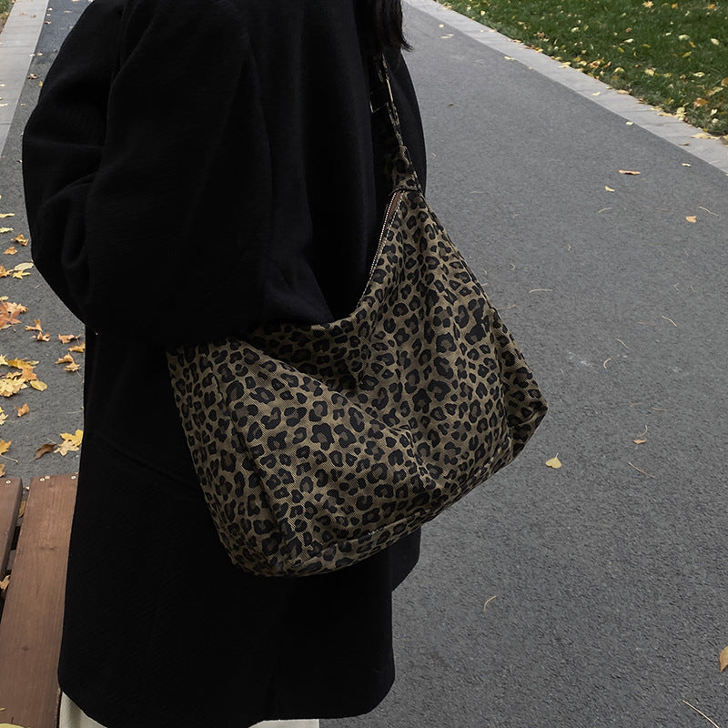 Women's Shoulder Bag in coffee color - product photo 4