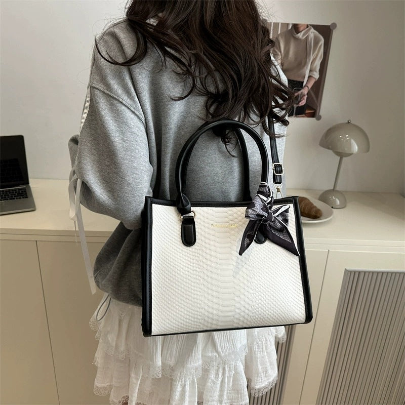 Women's Tote Bag in black - product photo 3