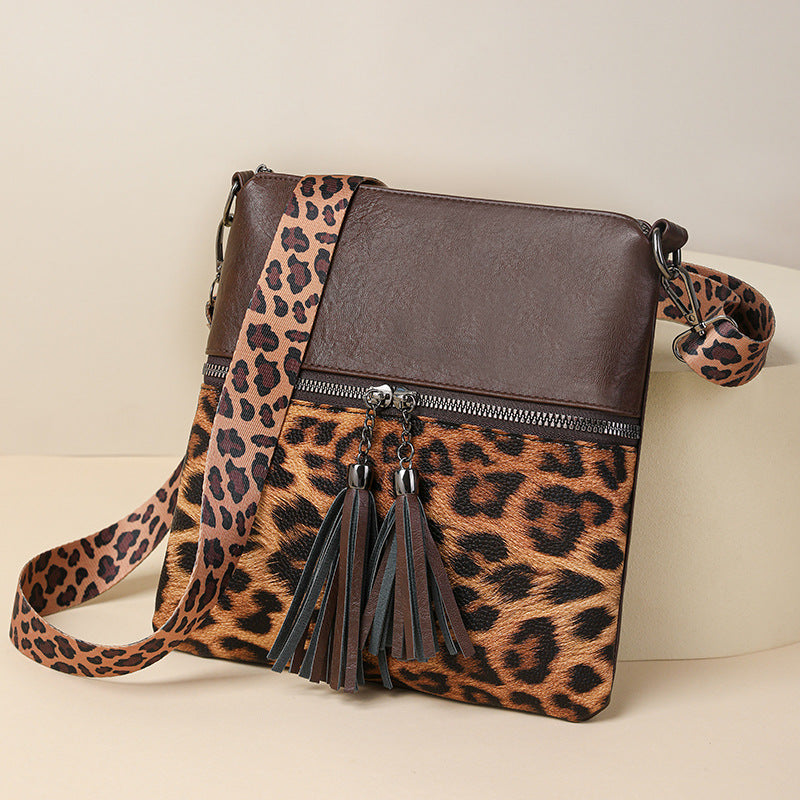 Women's Shoulder Bag in coffee - product photo 5