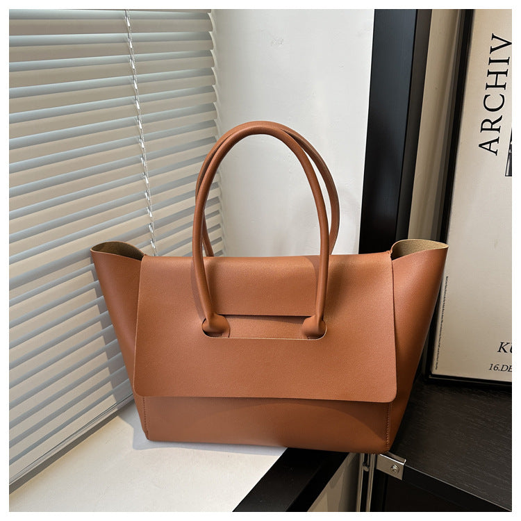 Women's Handbag in black - product photo 10